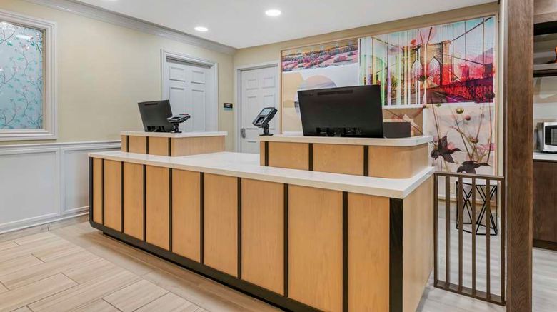 <b>Sonesta ES Suites Dulles Airport Lobby</b>. Images powered by <a href="https://iceportal.shijigroup.com/" title="IcePortal" target="_blank">IcePortal</a>.