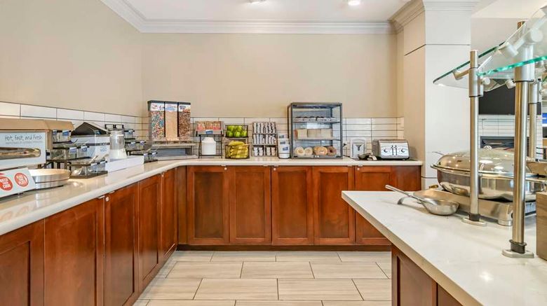 <b>Sonesta ES Suites Dulles Airport Restaurant</b>. Images powered by <a href="https://iceportal.shijigroup.com/" title="IcePortal" target="_blank">IcePortal</a>.