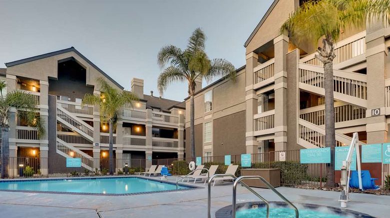 <b>Sonesta ES Suites Sunnyvale Pool</b>. Images powered by <a href="https://iceportal.shijigroup.com/" title="IcePortal" target="_blank">IcePortal</a>.