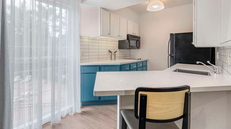 <b>Sonesta ES Suites Torrance Redondo Beach Room</b>. Images powered by <a href="https://iceportal.shijigroup.com/" title="IcePortal" target="_blank">IcePortal</a>.
