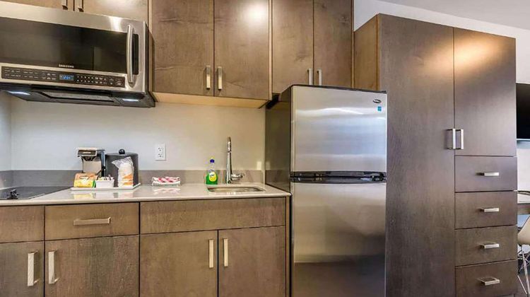 Super 8 by Wyndham Macleod Trail Calgary Room