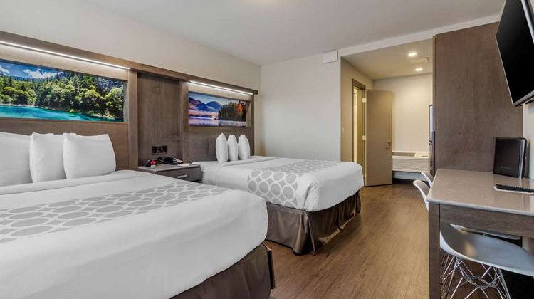 Super 8 by Wyndham Macleod Trail Calgary Room