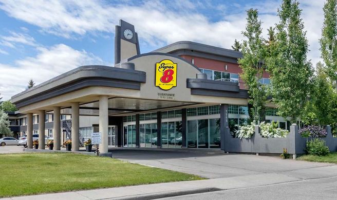 Super 8 by Wyndham Macleod Trail Calgary Exterior