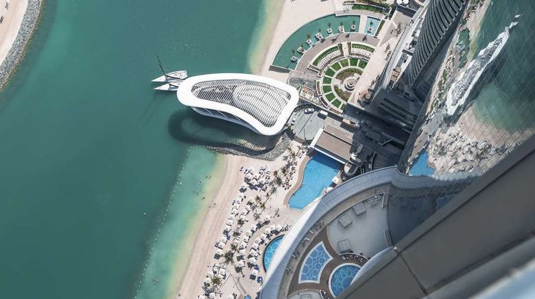 <b>Conrad Abu Dhabi Etihad Towers Hotel Pool</b>. Images powered by <a href="https://iceportal.shijigroup.com/" title="IcePortal" target="_blank">IcePortal</a>.