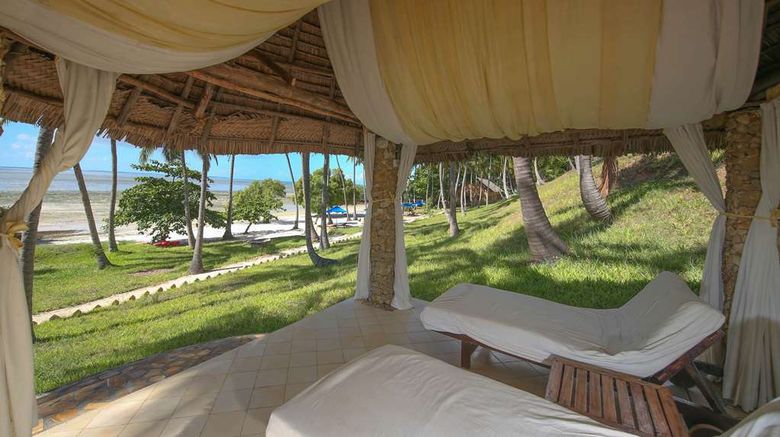 <b>Kinasi Lodge Beach</b>. Images powered by <a href="https://iceportal.shijigroup.com/" title="IcePortal" target="_blank">IcePortal</a>.