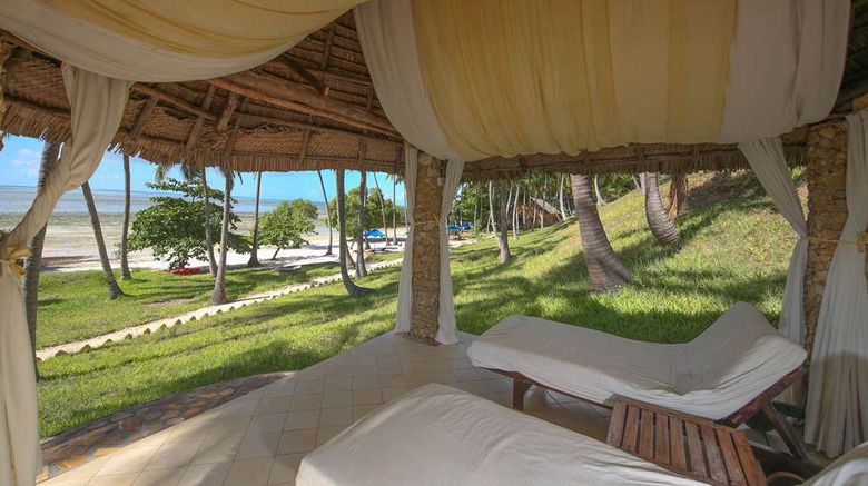 <b>Kinasi Lodge Beach</b>. Images powered by <a href="https://iceportal.shijigroup.com/" title="IcePortal" target="_blank">IcePortal</a>.