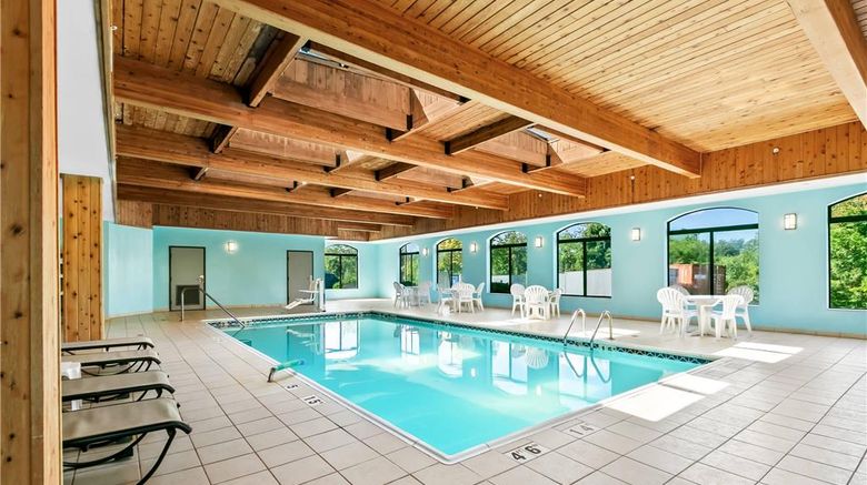<b>Comfort Inn & Suites Pool</b>. Images powered by <a href="https://iceportal.shijigroup.com/" title="IcePortal" target="_blank">IcePortal</a>.