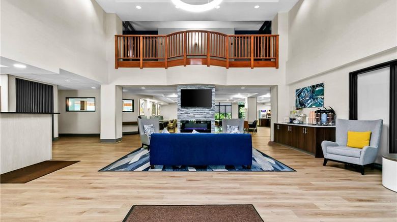 <b>Comfort Inn & Suites Lobby</b>. Images powered by <a href="https://iceportal.shijigroup.com/" title="IcePortal" target="_blank">IcePortal</a>.