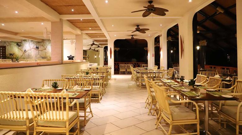 <b>Diani Reef Beach Resort & Spa Restaurant</b>. Images powered by <a href="https://iceportal.shijigroup.com/" title="IcePortal" target="_blank">IcePortal</a>.
