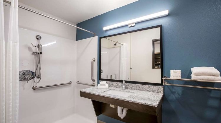 WoodSpring Suites Detroit Madison Height Room