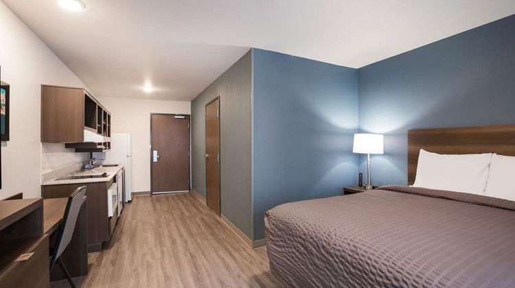 WoodSpring Suites Detroit Madison Height Room