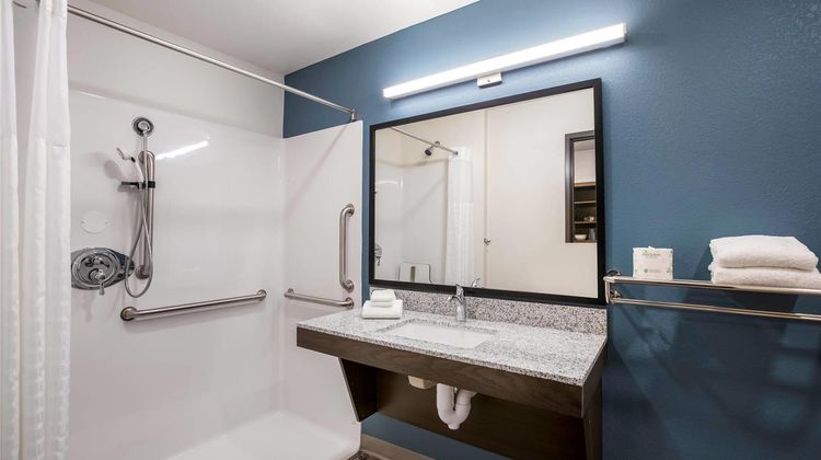 WoodSpring Suites Detroit Madison Height Room
