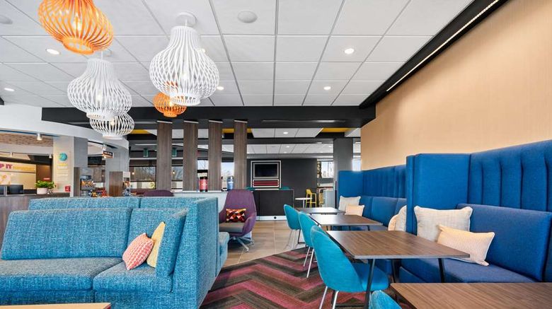 <b>Tru by Hilton Portland Airport Lobby</b>. Images powered by <a href="https://iceportal.shijigroup.com/" title="IcePortal" target="_blank">IcePortal</a>.