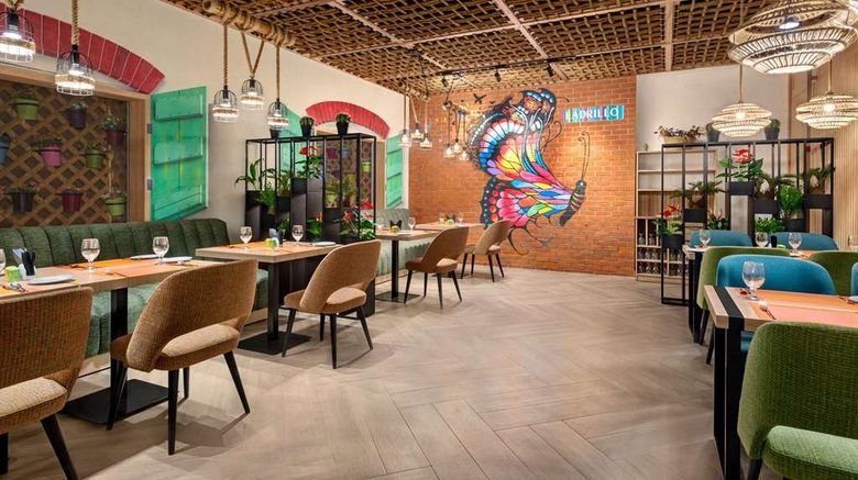 <b>La Quinta by Wyndham Dubai Jumeirah Restaurant</b>. Images powered by <a href="https://iceportal.shijigroup.com/" title="IcePortal" target="_blank">IcePortal</a>.