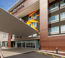 La Quinta Inn & Suites by Wyndham Exterior