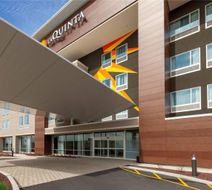 La Quinta Inn & Suites by Wyndham Exterior
