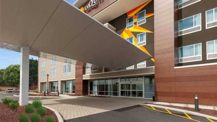 La Quinta Inn & Suites by Wyndham Exterior
