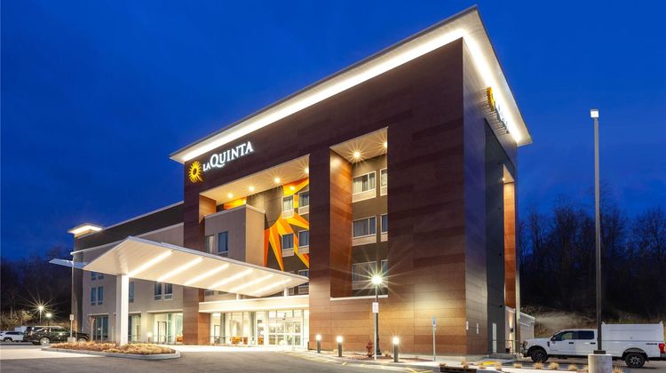 La Quinta Inn & Suites by Wyndham Exterior
