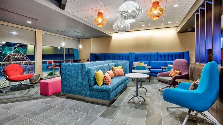 Tru by Hilton Comstock Park Grand Rapids Lobby