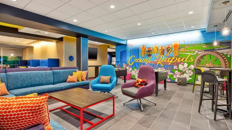 Tru by Hilton Comstock Park Grand Rapids Lobby