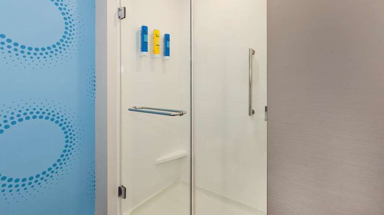 <b>Tru by Hilton Comstock Park Grand Rapids Room</b>. Images powered by <a href="https://iceportal.shijigroup.com/" title="IcePortal" target="_blank">IcePortal</a>.