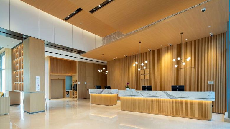 <b>Hilton Garden Inn Hengqin Sumlodol Park Lobby</b>. Images powered by <a href="https://iceportal.shijigroup.com/" title="IcePortal" target="_blank">IcePortal</a>.