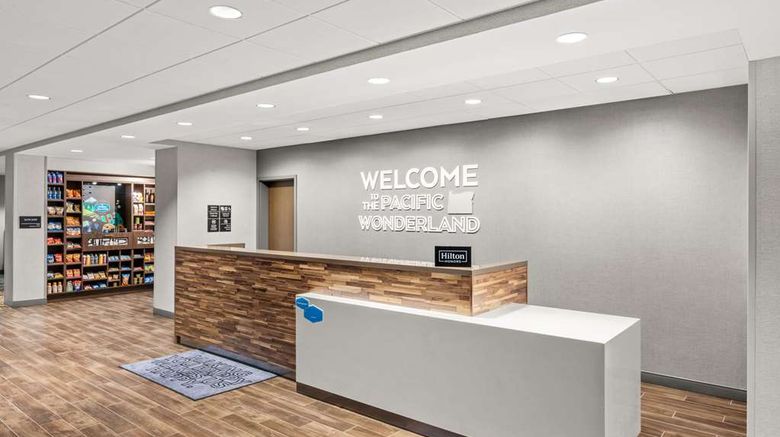 <b>Hampton Inn & Suites Portland Tigard Lobby</b>. Images powered by <a href="https://iceportal.shijigroup.com/" title="IcePortal" target="_blank">IcePortal</a>.
