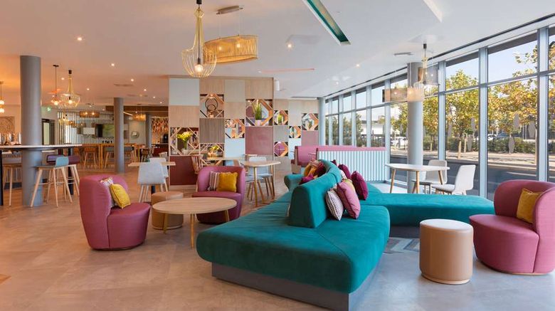 <b>Hampton by Hilton Ashford International Lobby</b>. Images powered by <a href="https://iceportal.shijigroup.com/" title="IcePortal" target="_blank">IcePortal</a>.