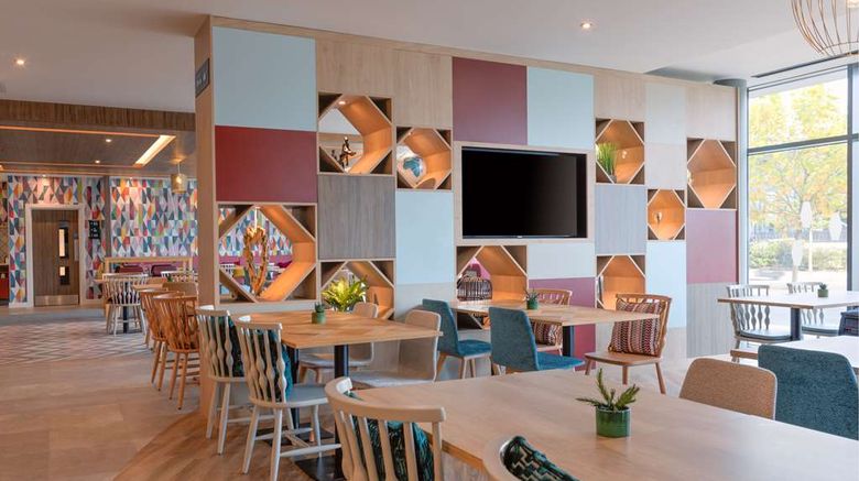 <b>Hampton by Hilton Ashford International Lobby</b>. Images powered by <a href="https://iceportal.shijigroup.com/" title="IcePortal" target="_blank">IcePortal</a>.