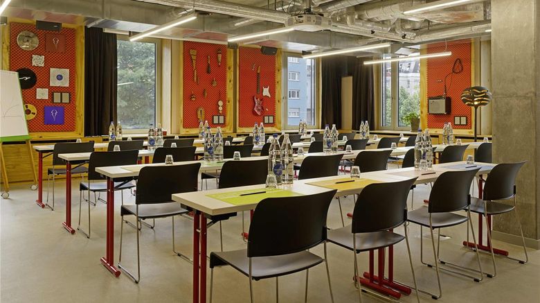 <b>25Hours Hotel Langstrasse Meeting</b>. Images powered by <a href="https://iceportal.shijigroup.com/" title="IcePortal" target="_blank">IcePortal</a>.
