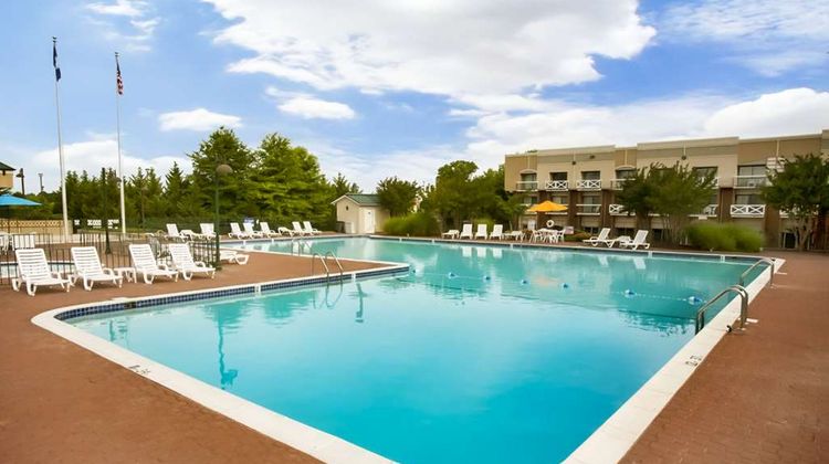 Clarion Hotel & Suites Convention Center Pool