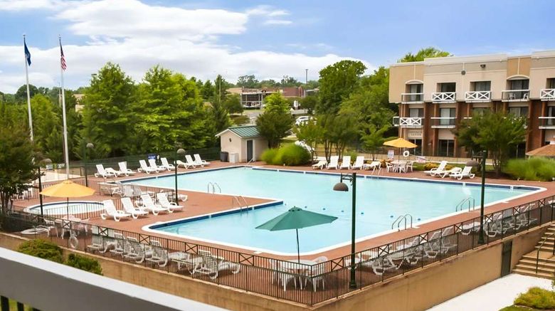 <b>Clarion Hotel & Suites Convention Center Pool</b>. Images powered by <a href="https://iceportal.shijigroup.com/" title="IcePortal" target="_blank">IcePortal</a>.