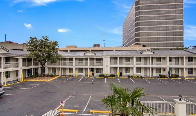 Quality Inn & Suites Exterior