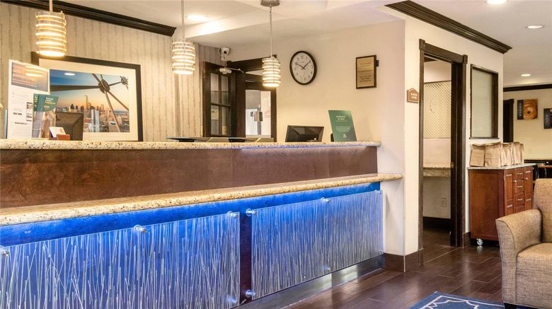 <b>Quality Inn & Suites Lobby</b>. Images powered by <a href="https://iceportal.shijigroup.com/" title="IcePortal" target="_blank">IcePortal</a>.