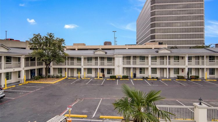 Quality Inn & Suites Exterior