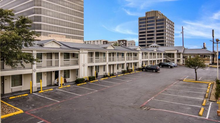 Quality Inn & Suites Exterior