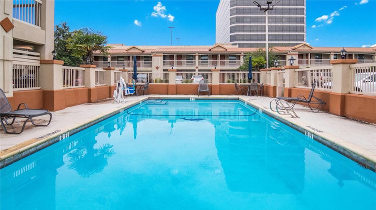 Quality Inn & Suites Pool