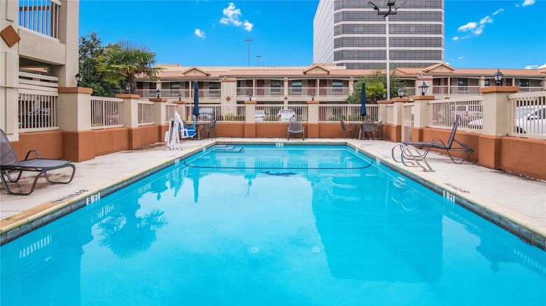 <b>Quality Inn & Suites Pool</b>. Images powered by <a href="https://iceportal.shijigroup.com/" title="IcePortal" target="_blank">IcePortal</a>.