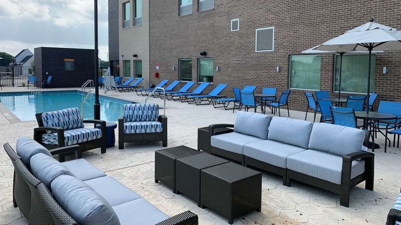 <b>La Quinta Inn & Suites by Wyndham Pool</b>. Images powered by <a href="https://iceportal.shijigroup.com/" title="IcePortal" target="_blank">IcePortal</a>.