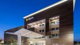 La Quinta Inn & Suites by Wyndham Exterior