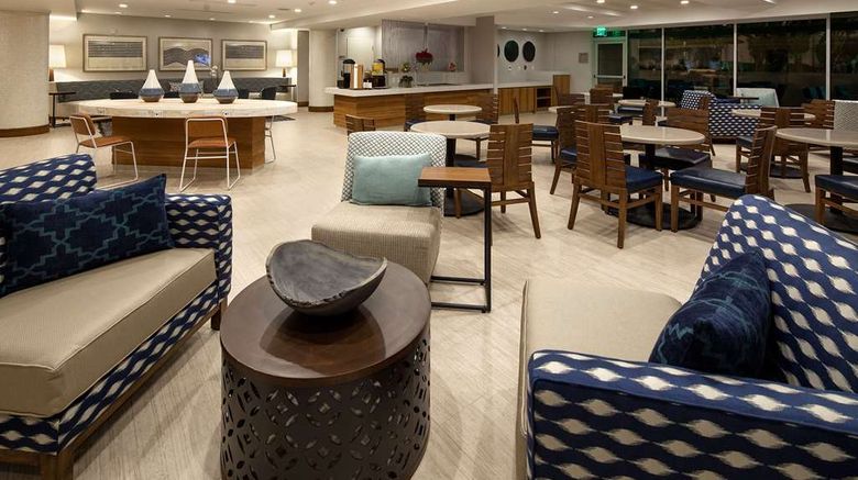 <b>Redondo Beach Hotel Lobby</b>. Images powered by <a href="https://iceportal.shijigroup.com/" title="IcePortal" target="_blank">IcePortal</a>.