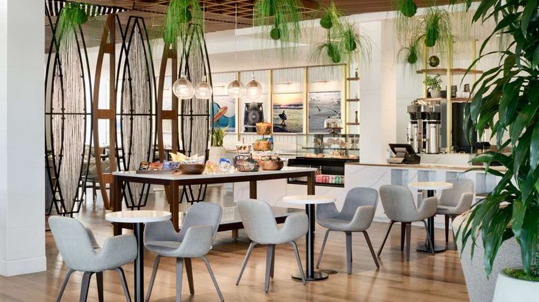 <b>Hilton Los Angeles Culver City Lobby</b>. Images powered by <a href="https://iceportal.shijigroup.com/" title="IcePortal" target="_blank">IcePortal</a>.