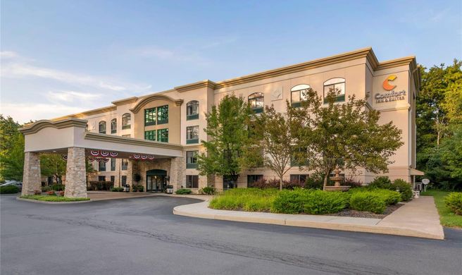 Comfort Inn & Suites Lake George Exterior