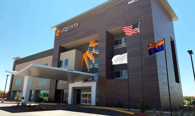 La Quinta Inn & Suites by Wyndham Exterior