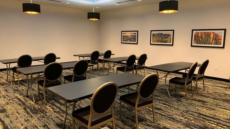<b>La Quinta Inn & Suites by Wyndham Meeting</b>. Images powered by <a href="https://iceportal.shijigroup.com/" title="IcePortal" target="_blank">IcePortal</a>.