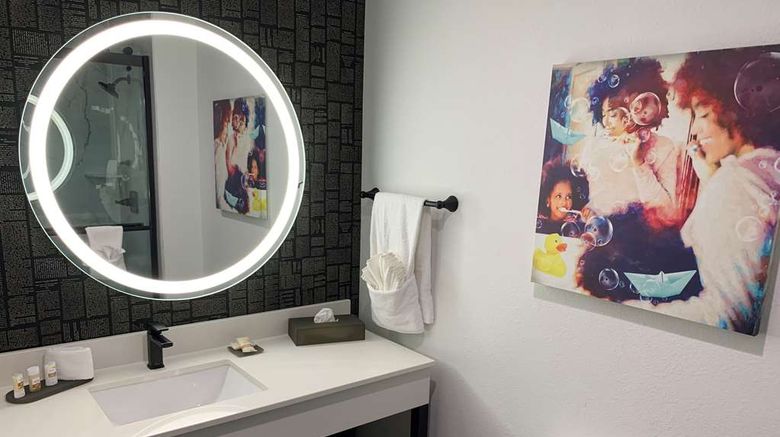 <b>La Quinta Inn & Suites by Wyndham Room</b>. Images powered by <a href="https://iceportal.shijigroup.com/" title="IcePortal" target="_blank">IcePortal</a>.