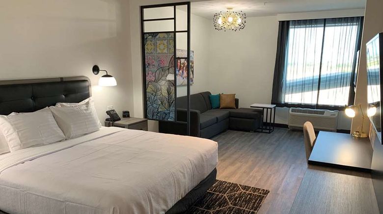 <b>La Quinta Inn & Suites by Wyndham Room</b>. Images powered by <a href="https://iceportal.shijigroup.com/" title="IcePortal" target="_blank">IcePortal</a>.