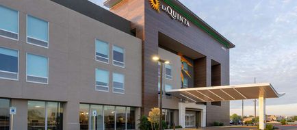 La Quinta Inn & Suites by Wyndham Exterior