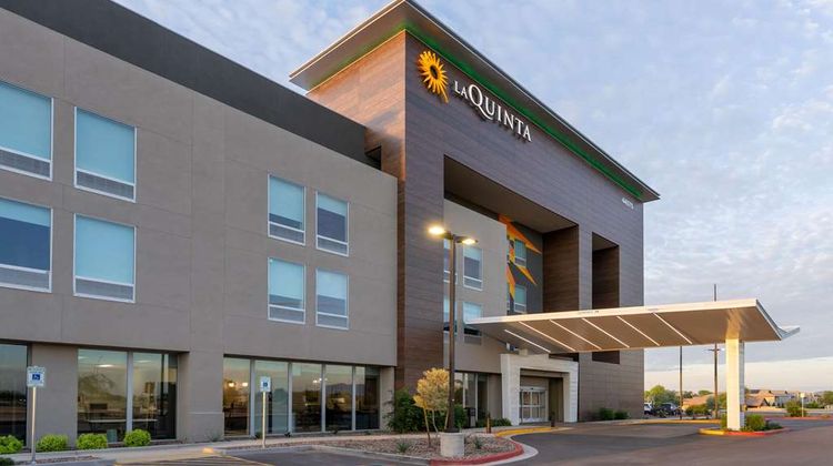 La Quinta Inn & Suites by Wyndham Exterior