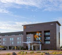 La Quinta Inn & Suites by Wyndham Exterior